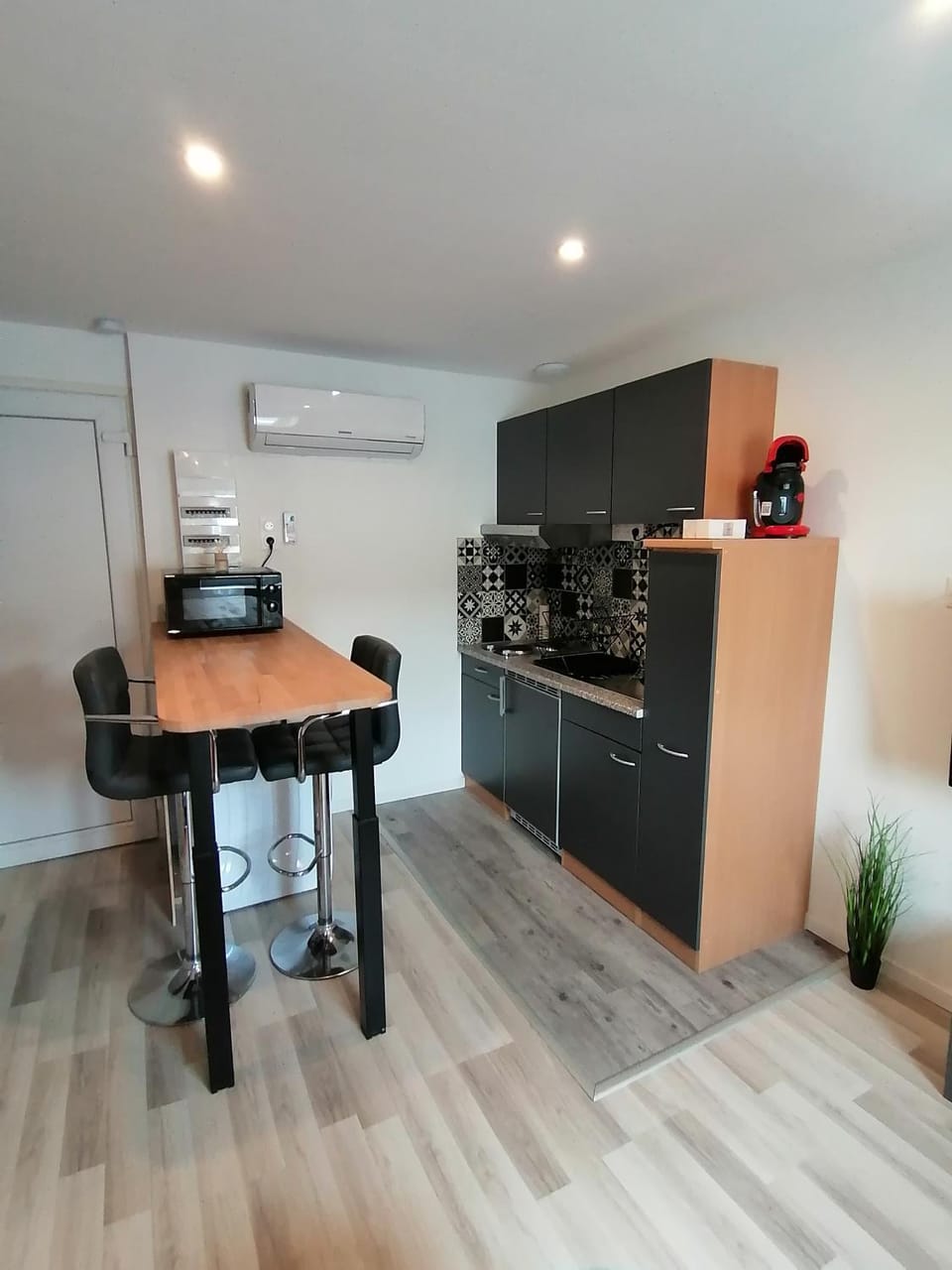 Kitchen or kitchenette, Dining area, minibar, stove