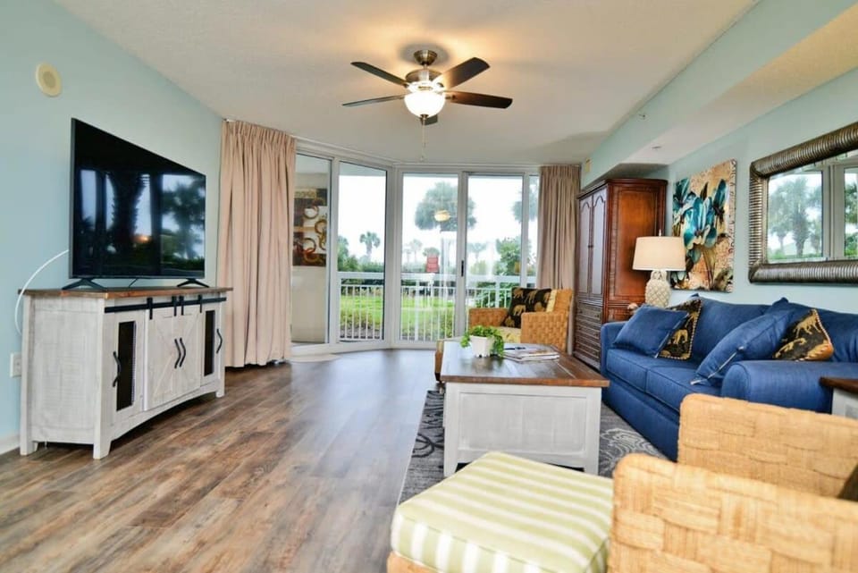 Waterfront Luxury Huge Condo with 15000sf Pool House in North Myrtle Beach