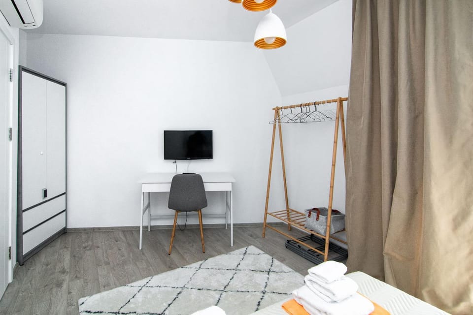 Bed, TV and multimedia, Photo of the whole room, Bedroom, hair dresser, towels, wardrobe