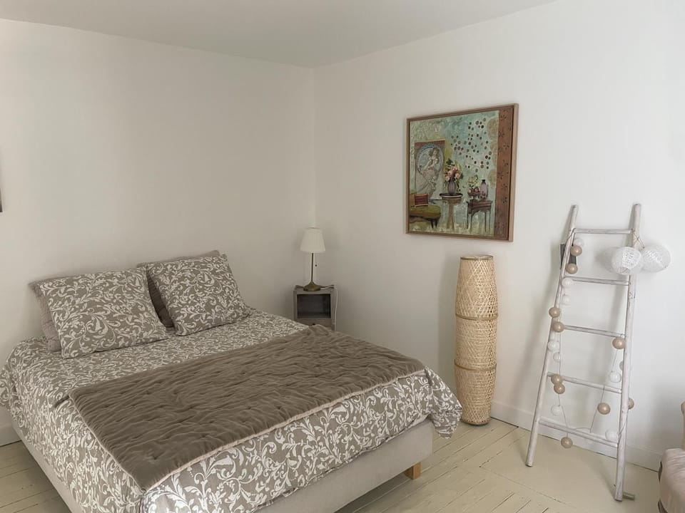 Bed, Decorative detail, Bedroom