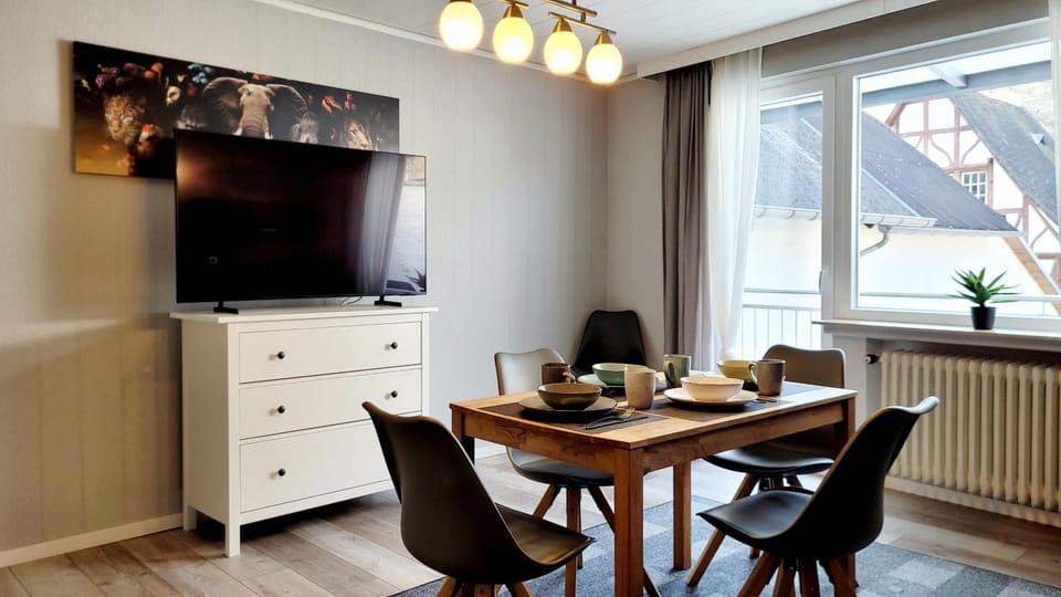 TV and multimedia, Living room, Seating area, Dining area