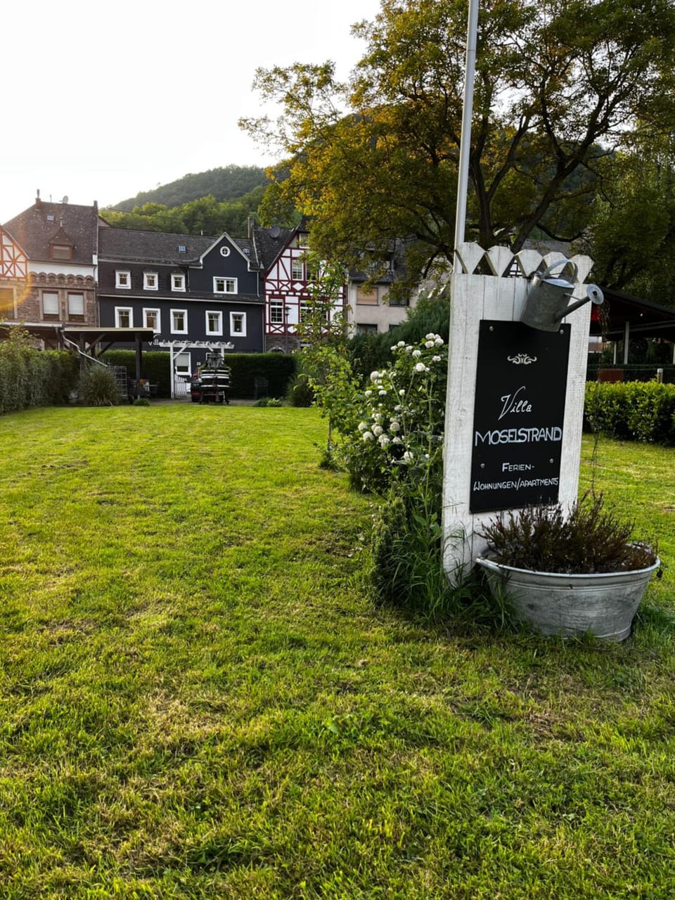 Property building, Natural landscape, Garden, Garden view, Mountain view