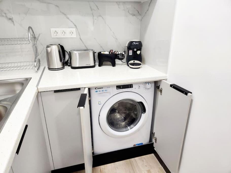 Coffee/tea facilities, Kitchen or kitchenette, toaster, washing machine
