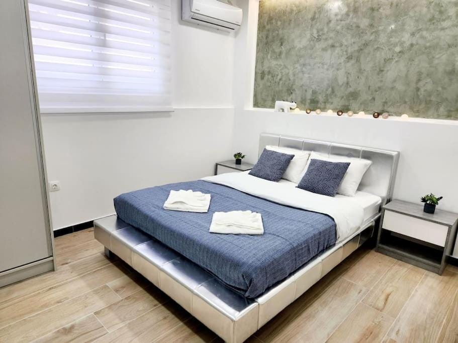 Bed, Bedroom, towels, air conditioner