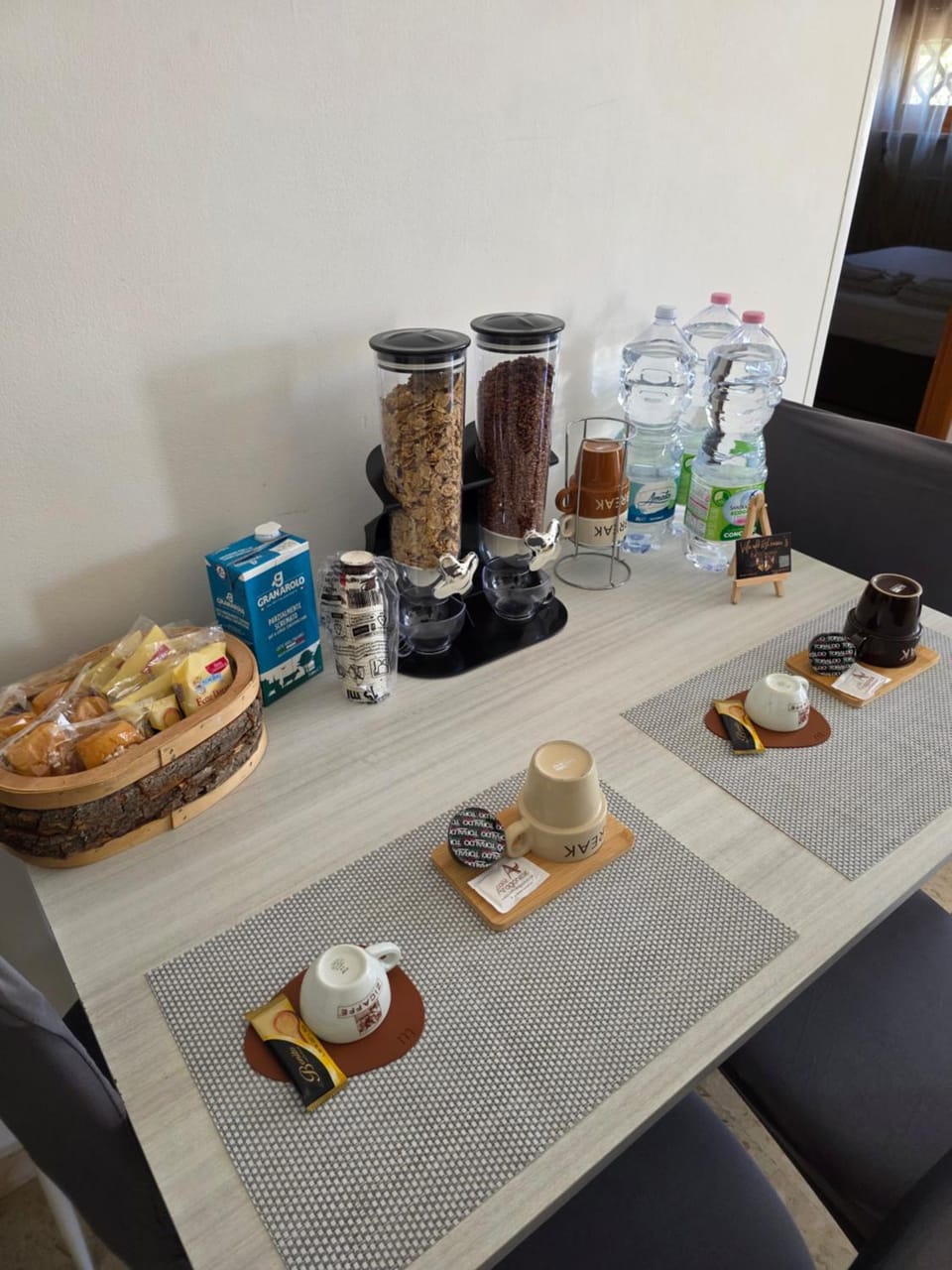 Coffee/tea facilities, Food and drinks, Breakfast