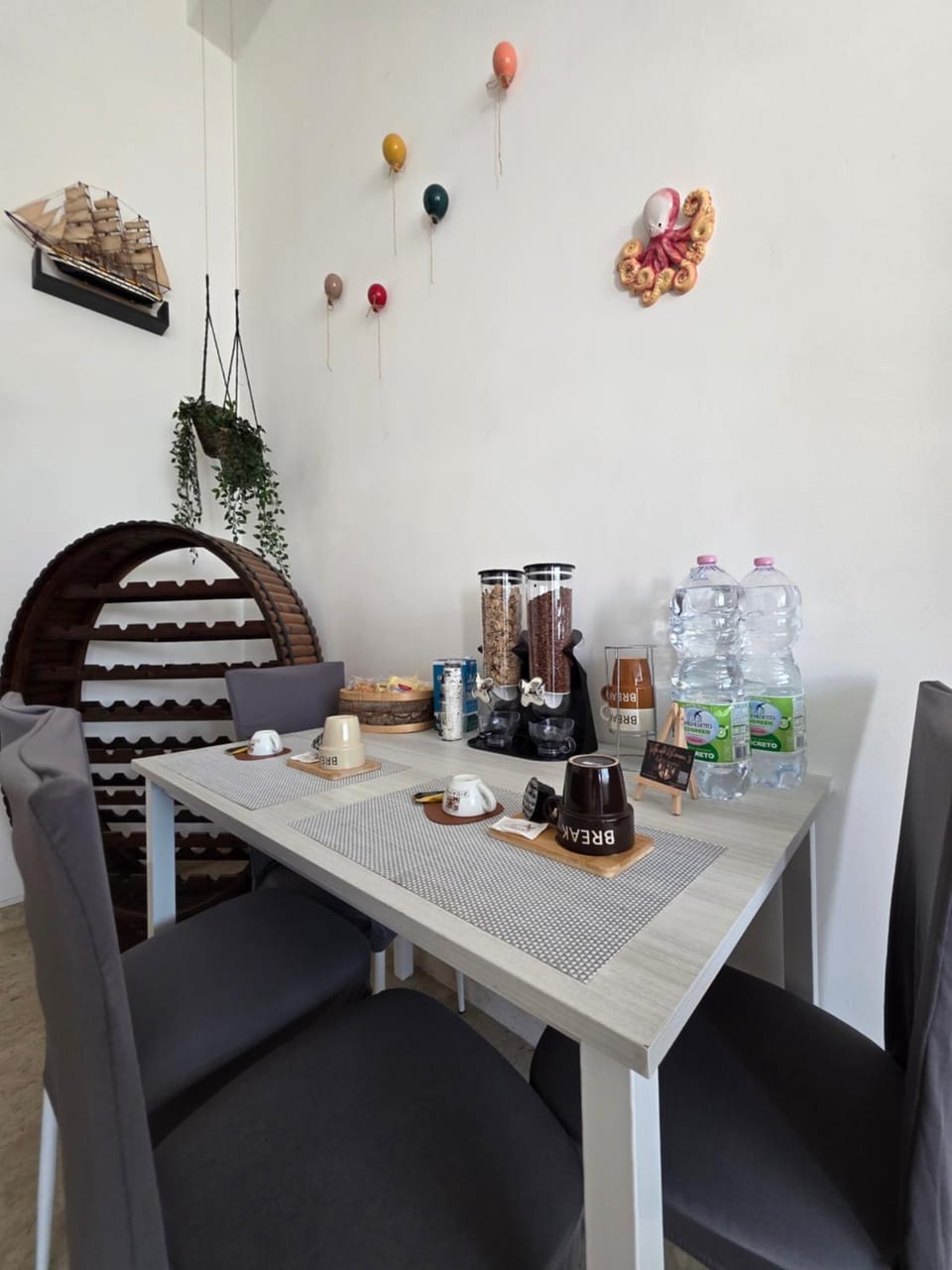 Coffee/tea facilities, Food and drinks