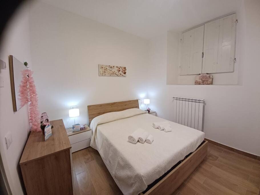 Bed, Photo of the whole room, Bedroom, internet, towels