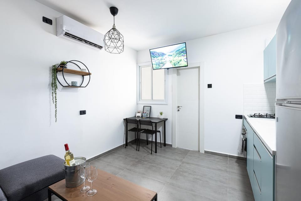 TV and multimedia, Living room, Seating area, Dining area, air conditioner