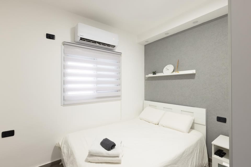 Bed, Photo of the whole room, towels, air conditioner