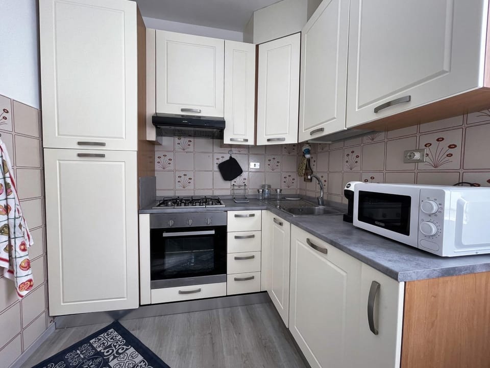 Coffee/tea facilities, dishwasher, minibar, pet friendly, stove