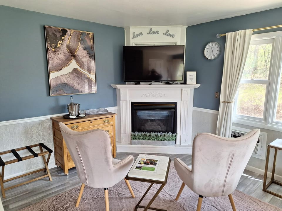 TV and multimedia, Seating area, fireplace