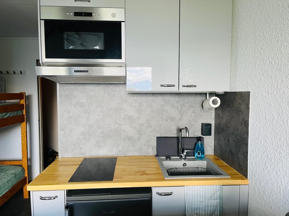 Kitchen or kitchenette, minibar, oven, stove