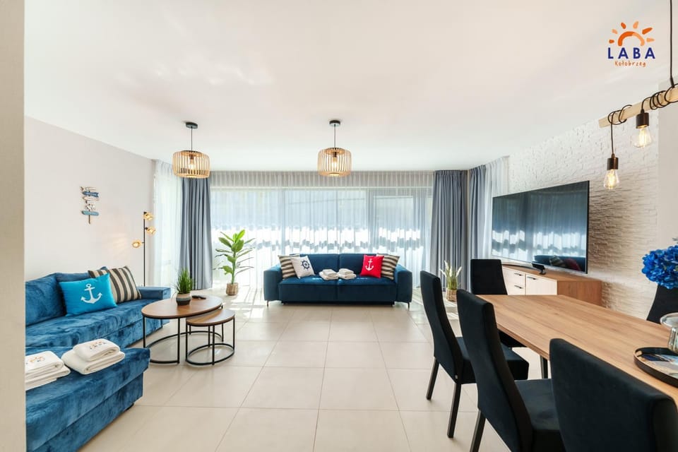 Bed, TV and multimedia, Living room, Photo of the whole room, Seating area, Dining area