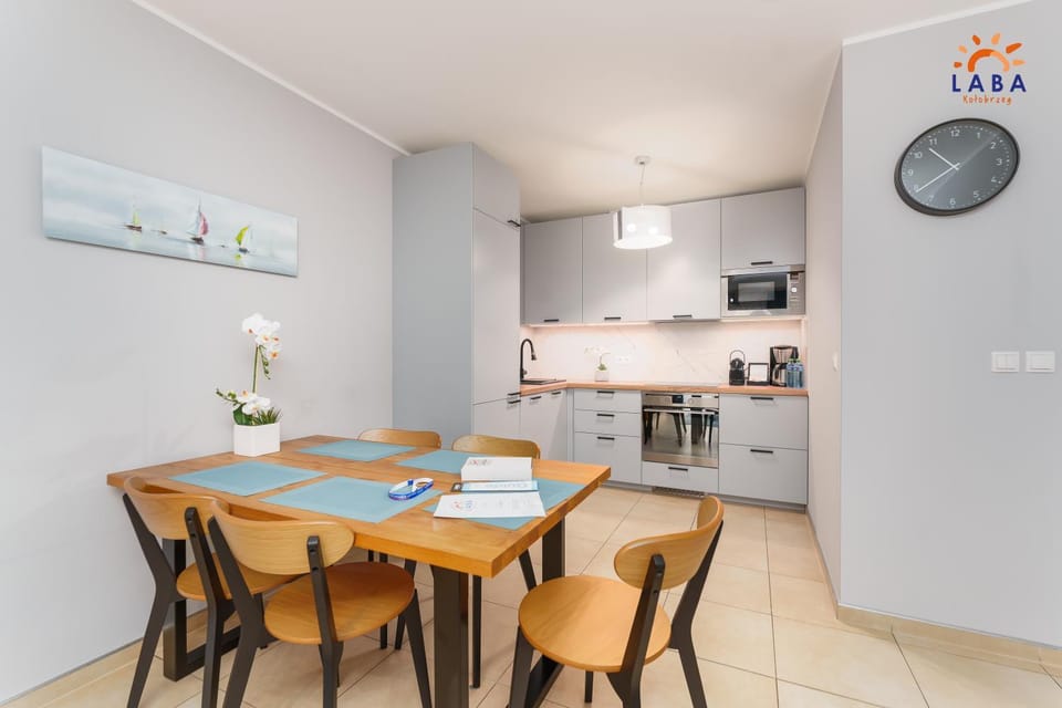 Kitchen or kitchenette, Dining area, stove