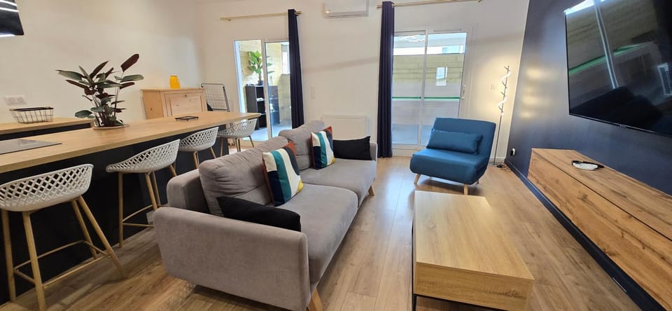 TV and multimedia, Seating area, Seasons
