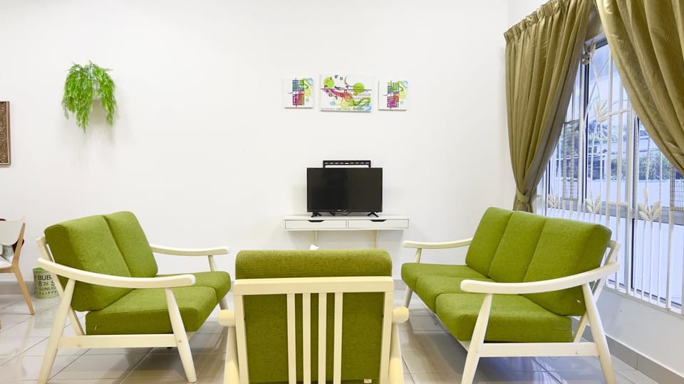 Communal lounge/ TV room, Living room, Seating area, Evening entertainment