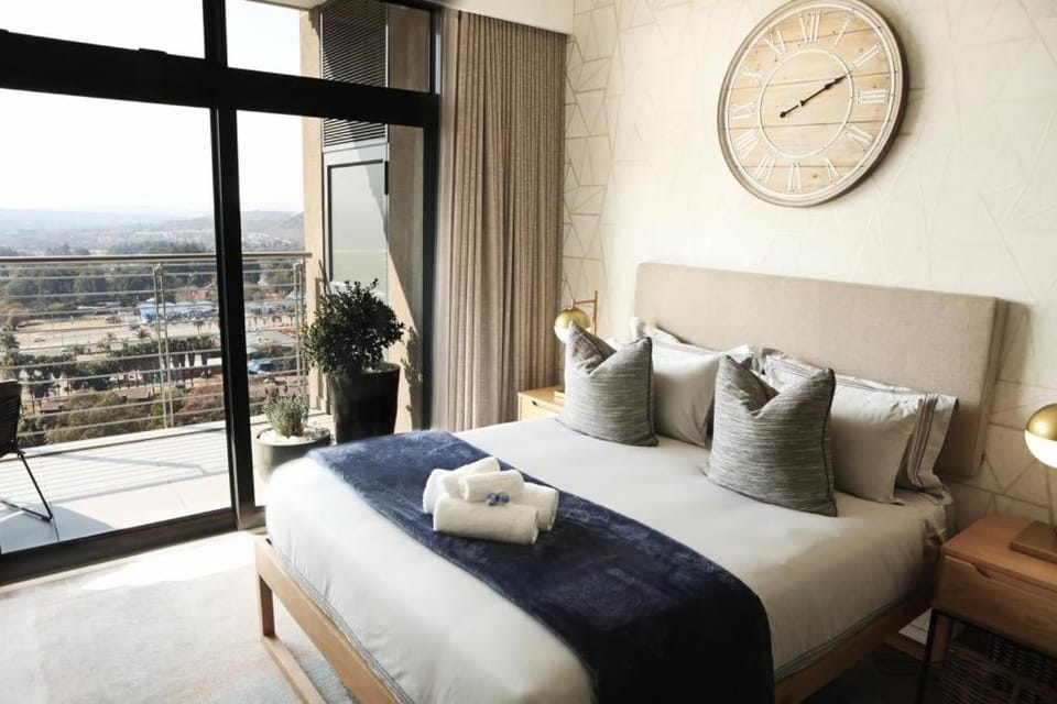 Menlyn Trilogy - 2 Bedroom & Great Views - No Loadshedding Apartment in Pretoria