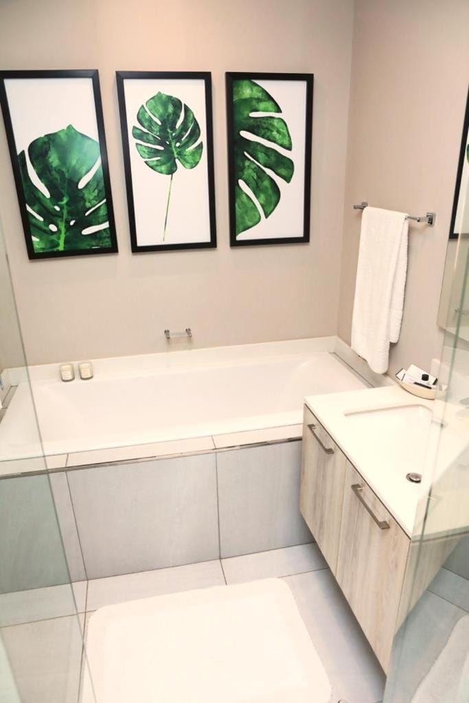 Menlyn Trilogy - 2 Bedroom & Great Views - No Loadshedding Apartment in Pretoria