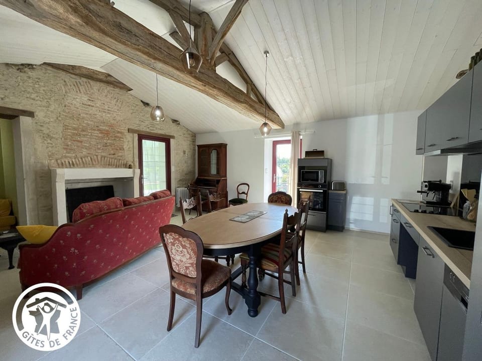 Gîte rénové avec piscine chauffée et jardin clos, à proximité des plages et de la campagne bio. - FR-1-426-531 House in Pays de la Loire