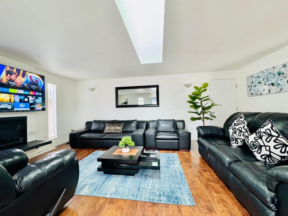 Shiny Rambler House with Spacious Solarium. House in Everett