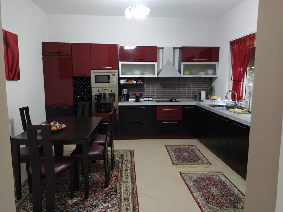 Kitchen or kitchenette, Dining area, dishwasher, minibar, pet friendly, stove, toaster