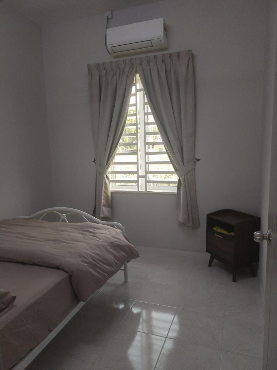 Bed, Photo of the whole room, Bedroom, air conditioner