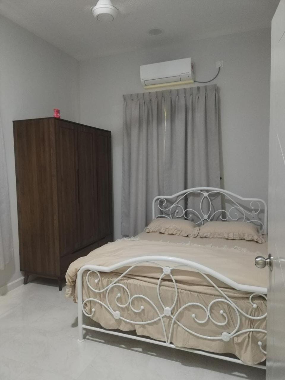 Bed, Photo of the whole room, Bedroom, wardrobe, air conditioner