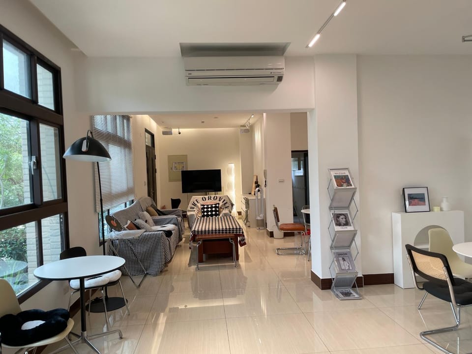 Communal lounge/ TV room, TV and multimedia, Living room, Seating area, Dining area, air conditioner