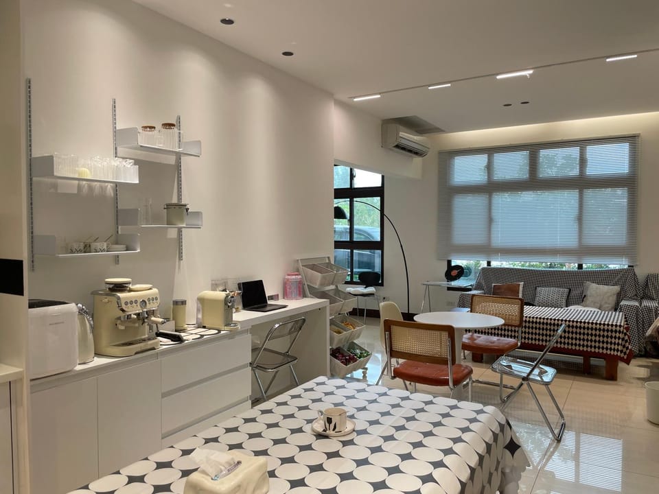 Kitchen or kitchenette, Seating area, Dining area, minibar