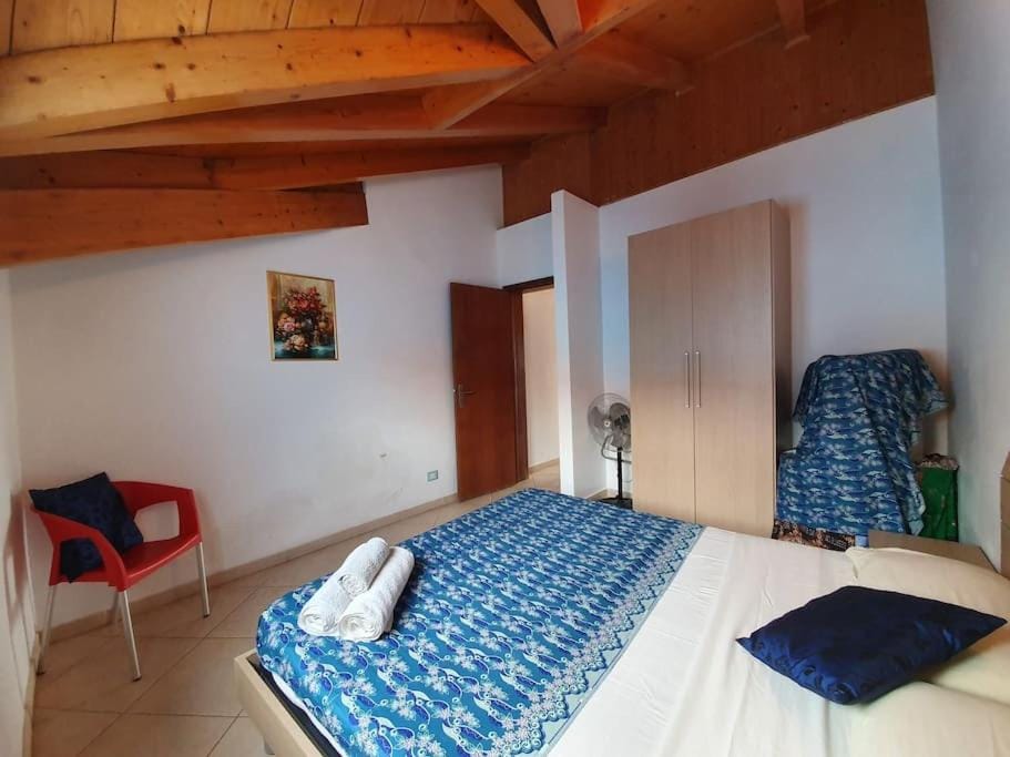 Bed, Photo of the whole room, towels