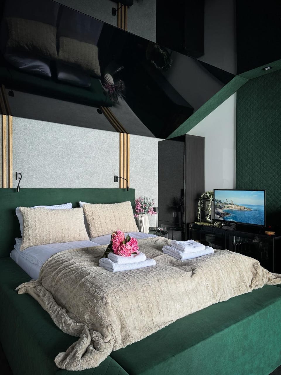 Bed, Photo of the whole room, Bedroom, towels