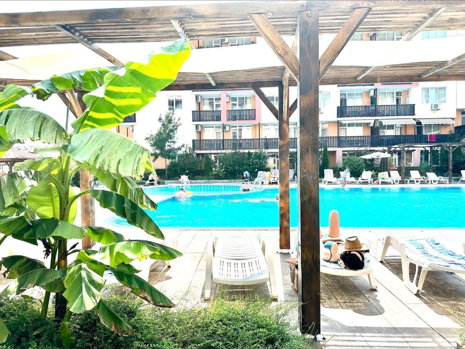 Day, Pool view