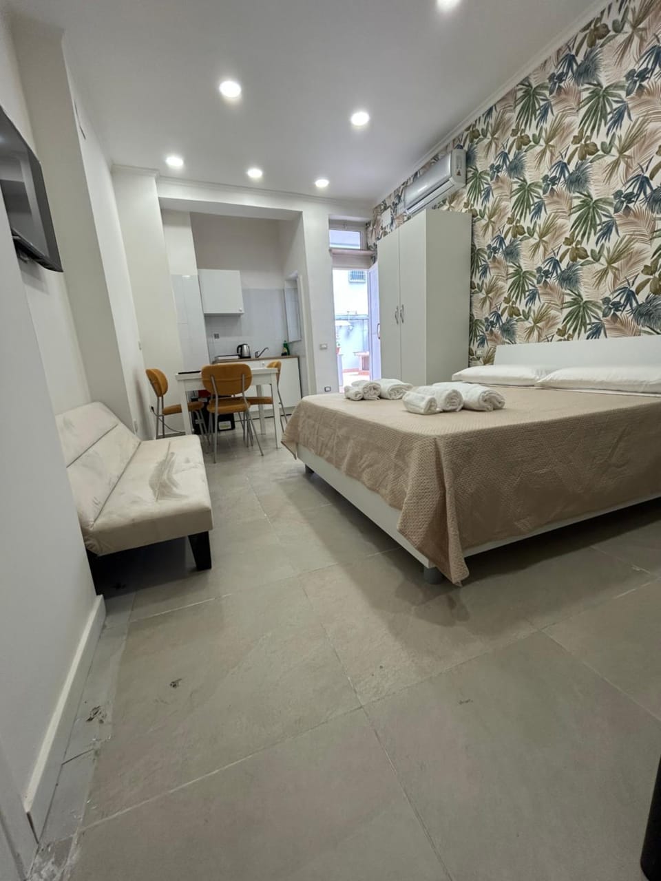 Bed, Kitchen or kitchenette, Photo of the whole room, Bedroom, towels