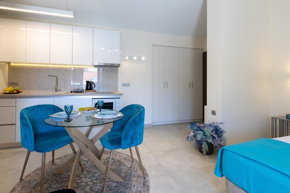 Kitchen or kitchenette, Dining area