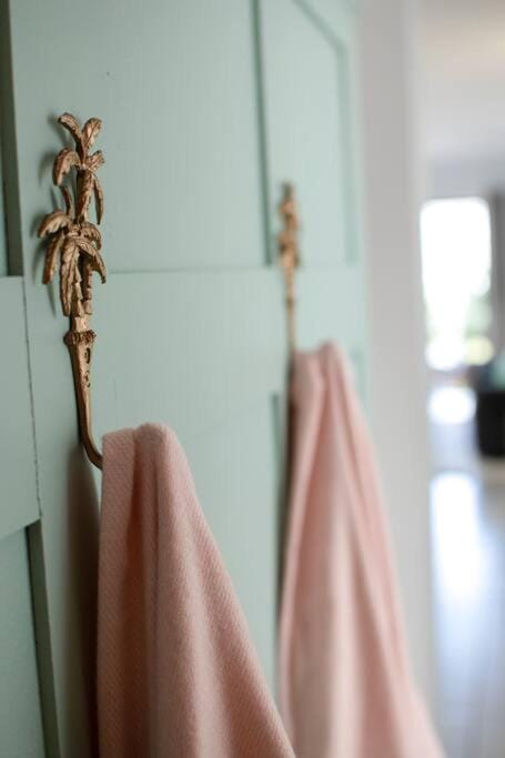 Callie Beach Escape - Beachside View, Family Friendly, Walk Everywhere Apartment in Golden Beach