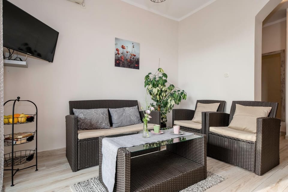Communal lounge/ TV room, TV and multimedia, Living room, Seating area, Evening entertainment