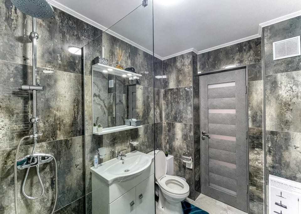Shower, Toilet, Bathroom, towels