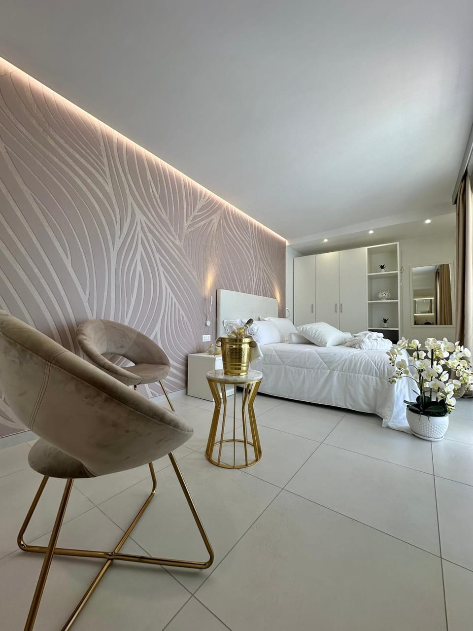 Photo of the whole room, Bedroom