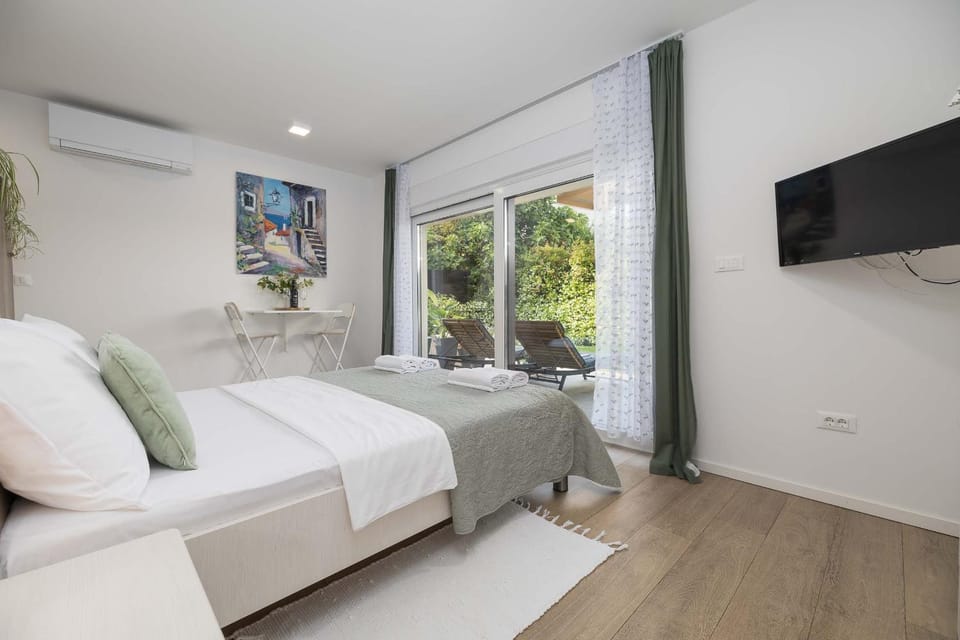 Communal lounge/ TV room, Bed, TV and multimedia, Photo of the whole room, Bedroom, air conditioner