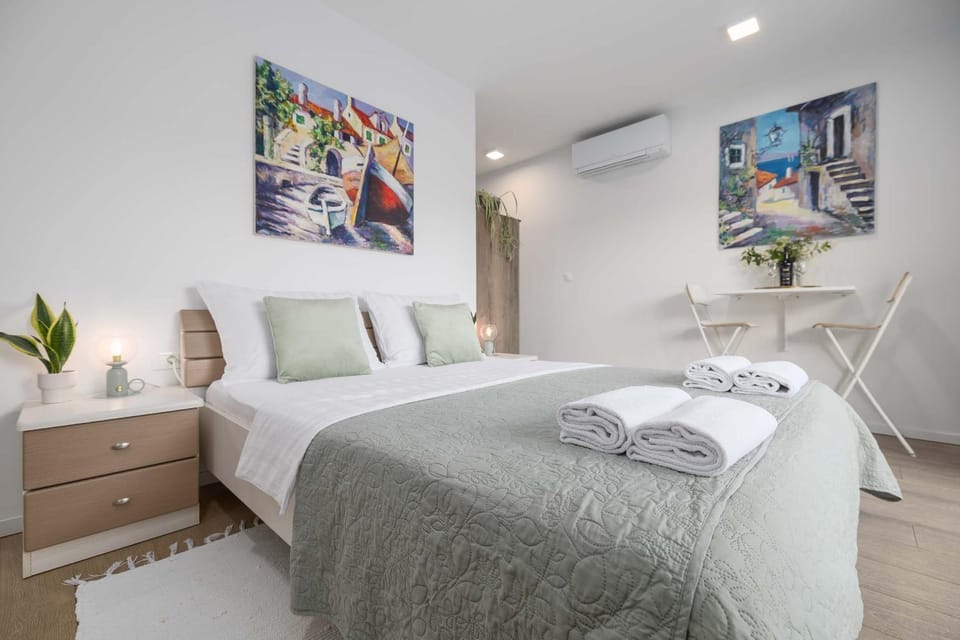 Bed, Photo of the whole room, Bedroom, towels, air conditioner