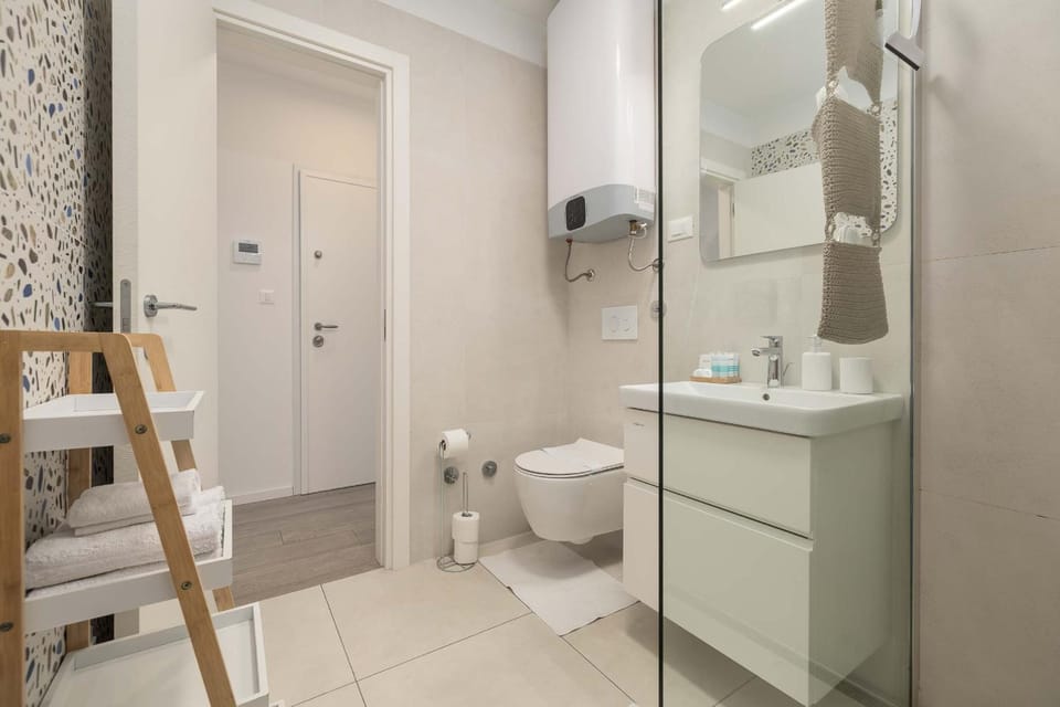 Shower, Toilet, Bathroom, towels