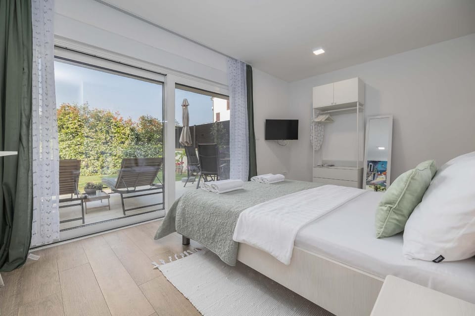 Bed, TV and multimedia, Photo of the whole room, Bedroom, towels