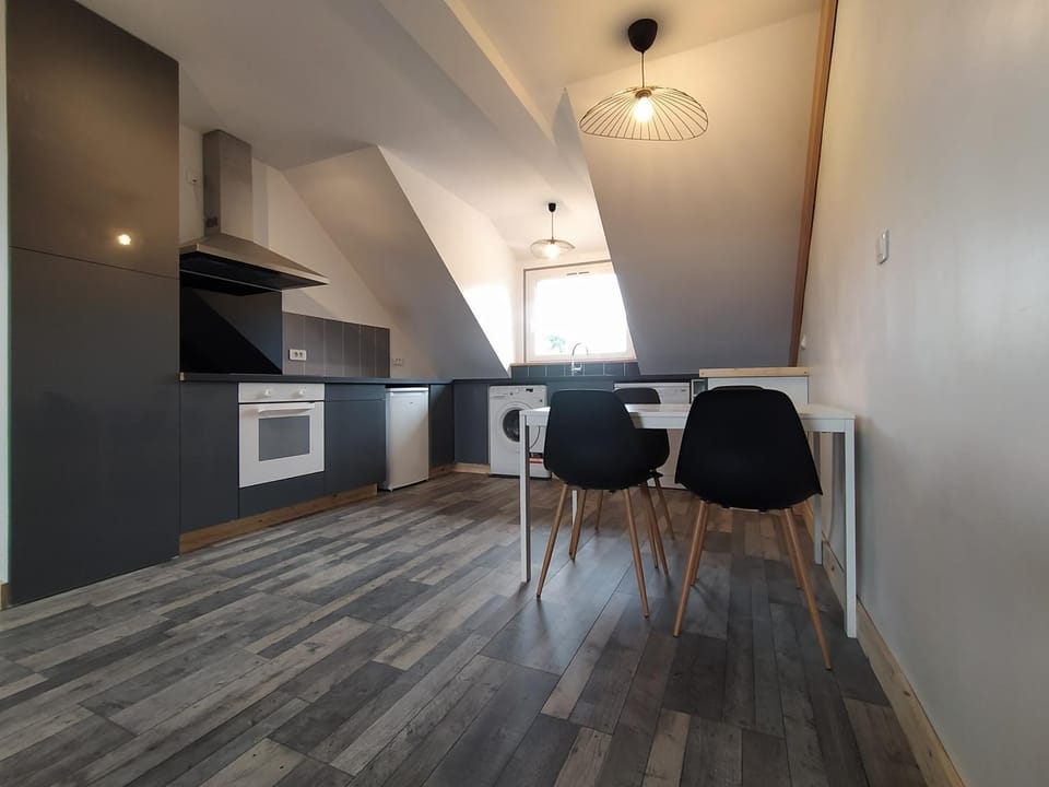 Kitchen or kitchenette, Dining area