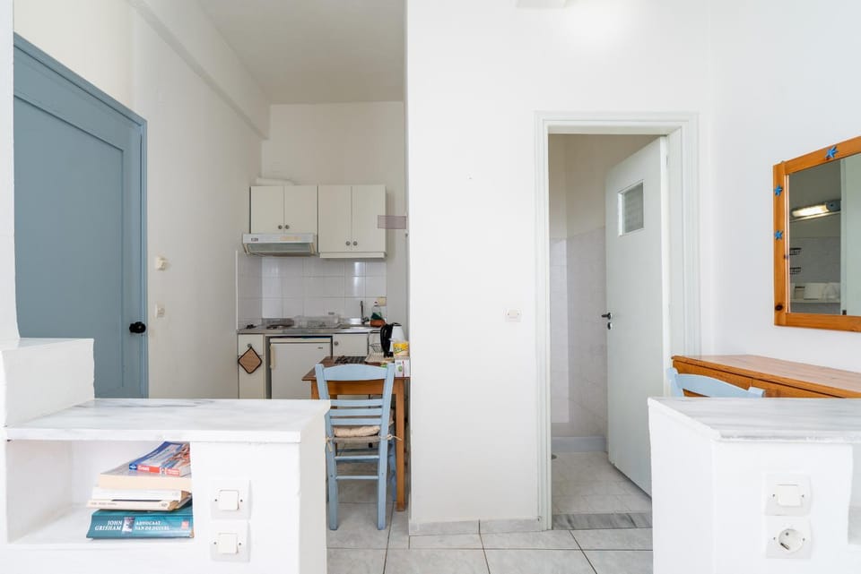 Kitchen or kitchenette, Dining area, stove