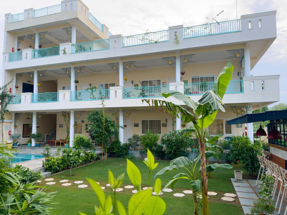 Property building, Garden, Garden view, Swimming pool