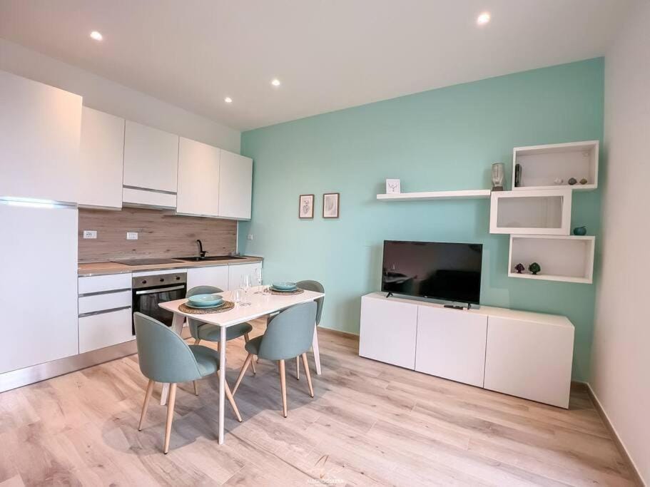 TV and multimedia, Kitchen or kitchenette, Dining area, dishwasher, oven, stove