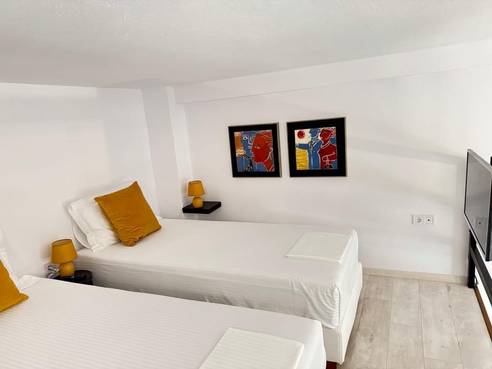 Bed, TV and multimedia, Bedroom