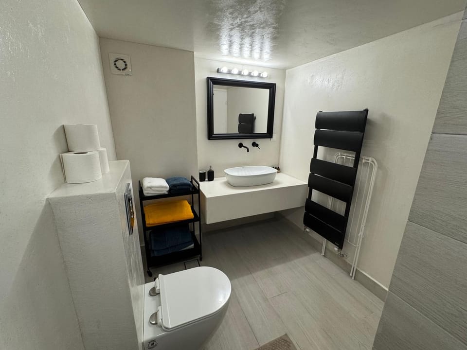 Toilet, Bathroom, Bath, towels