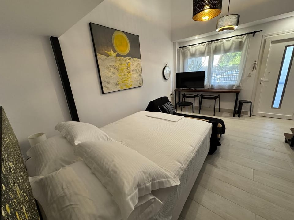 Bed, TV and multimedia, Living room, Photo of the whole room, Bedroom