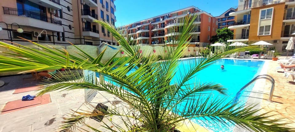 Day, Pool view